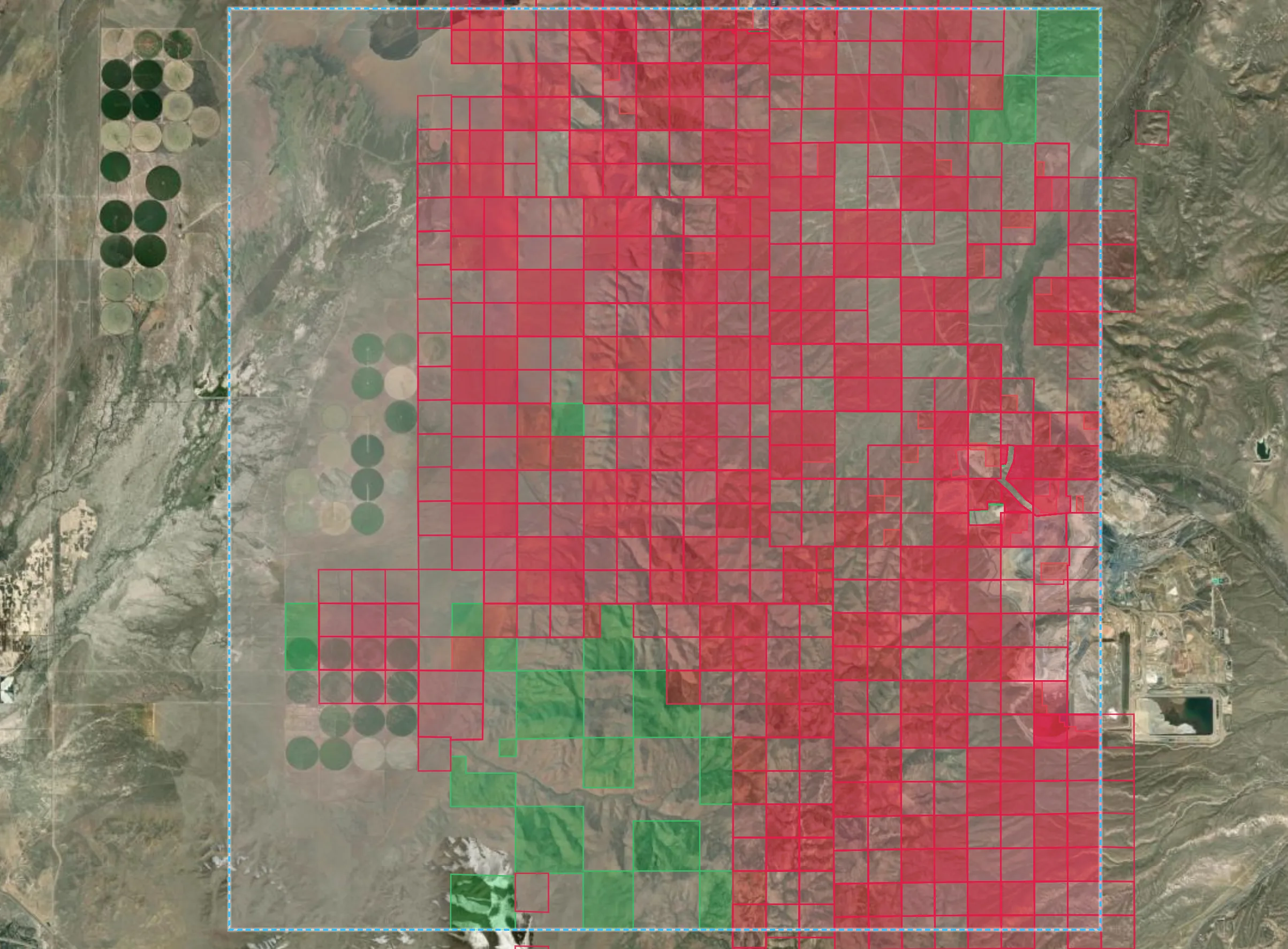 Carlin Trend, Nevada: federal land classified from the live claim register, with active mining claims in red against open federal ground in green, and an operating mine at the eastern edge.